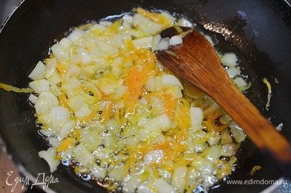 Лук нарезать, морковь натереть и обжарить с маслом.