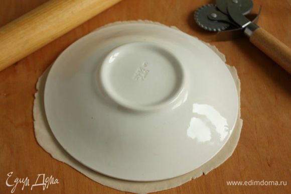 Используя тарелку как шаблон, вырезать ровный диск.