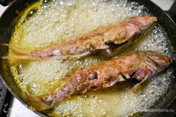 Выложить в карамельный соус рыбу. Тушить с каждой стороны по 1-2 минуты.