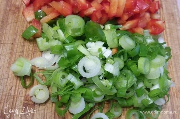 Мелко нарезать овощи. Небольшой красный болгарский перец, 2 перышка лука. Овощи могут быть и другие.