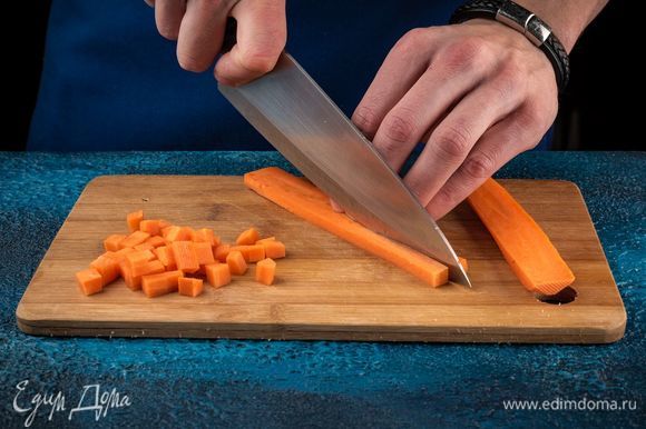 Морковь нарежьте фигурными вырубками или же просто кубиками. Срежьте листья петрушки.