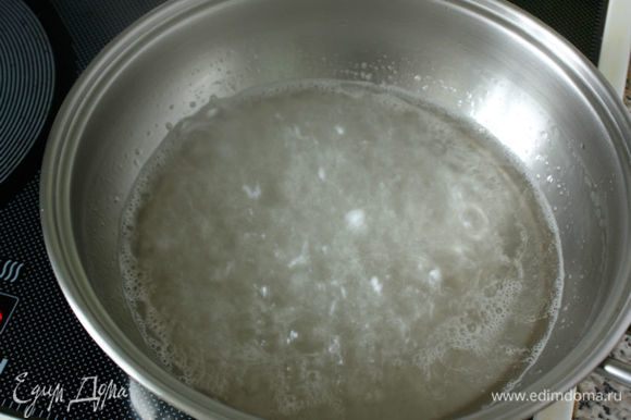 Добавить 100 мл горячей воды. Готовить примерно 5 минут, не перемешивая, а лишь слегка покачивая сковороду.