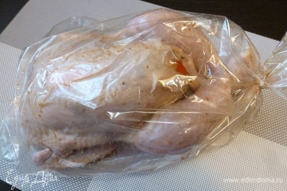 Помещаем курицу в пакет для запекания. Отправляем ее в духовку на 1-1,2 часа. Время зависит от размера курицы. Температура в духовке 190°С. За 10 минут до готовности разрежем пакет для запекания и подрумяним курицу.