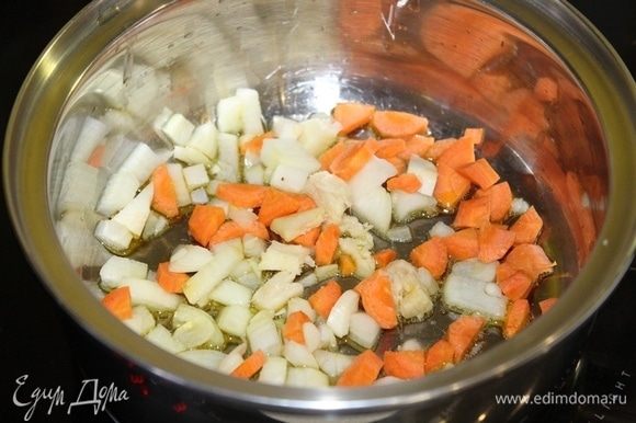 Нарежьте лук, чеснок, имбирь (2 см) и морковь дольками. Все слегка обжарьте на оливковом масле.