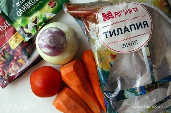 Подготавливаем ингредиенты: овощи помыть, лук, морковь почистить. Рыбу разморозить, обсушить полотенцем.