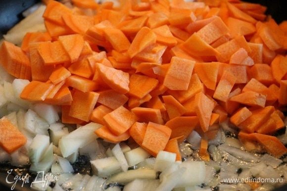 Крупно нарезать лук и морковь — кубиками или кружочками. Обжаривать на сковороде в небольшом количестве масла на маленьком огне около 15-20 минут. Регулярно помешивать.