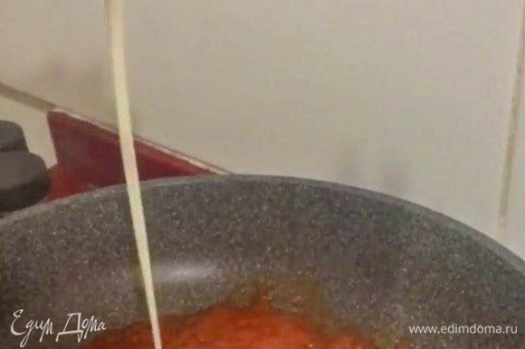 Разогреть сковородку. После чего влить томатный соус. А затем через полминуты влить в него сливки. Перемешать до однородной массы.