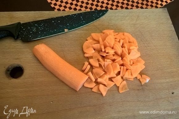 Оставшуюся морковь режем на кусочки вашей любимой формы, как в обычный суп. Но традиционно в юшку по-херсонски все овощи режутся крупно, поскольку рыбакам в походных условиях не до высокой кухни:)