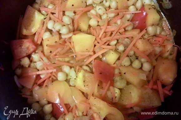 К луку добавляем готовый нут, протертые томаты и все овощи, кроме шпината (его очередь придет позже), заливаем водой и тушим минут 10–15, пока овощи не станут мягкими.