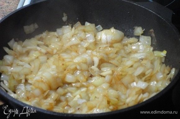 В эту же сковороду добавить остальное масло и обжарить вначале лук до золотистого цвета, затем добавить чеснок, перемешать и продолжить жарить пару минут.