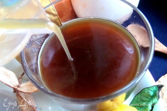 Влить сироп в кофейный напиток. Можно прямо в бокал. В оригинале был мед и лимонный сок.
