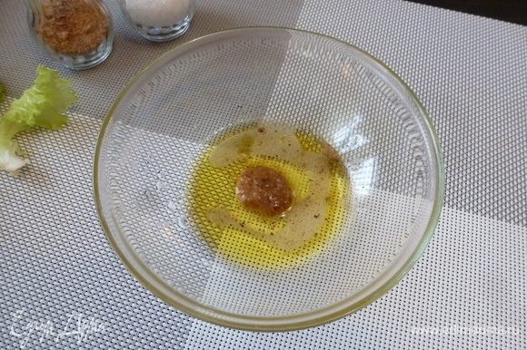 Из оливкового масла, сока лимона и сладкой горчицы приготовим заправку для салата.