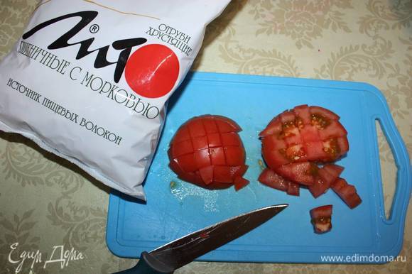 Затем помидоры нарезать кубиками.