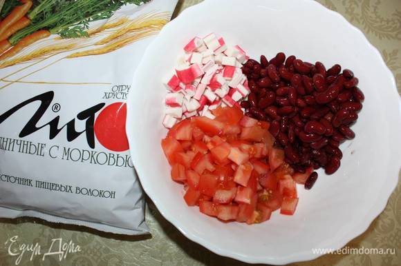 К помидорам и крабовым палочкам добавить красную консервированную фасоль (жидкость предварительно слить).