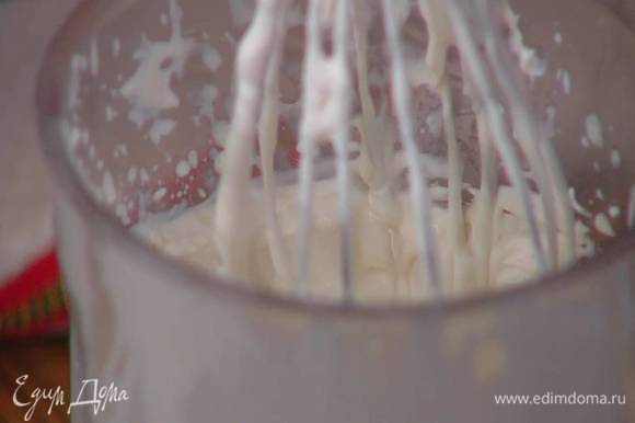 Приготовить крем: к оставшимся сливкам добавить сахарную пудру, влить шоколадный ликер и взбить все блендером с насадкой-венчиком в плотную, воздушную массу.