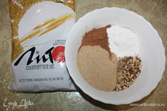 Далее добавить какао-порошок и сахарную пудру.