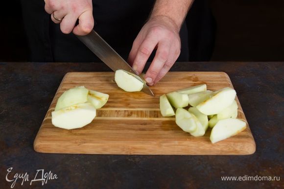 Яблоки лучше использовать зеленых сортов. Очистите их и нарежьте кусочками.