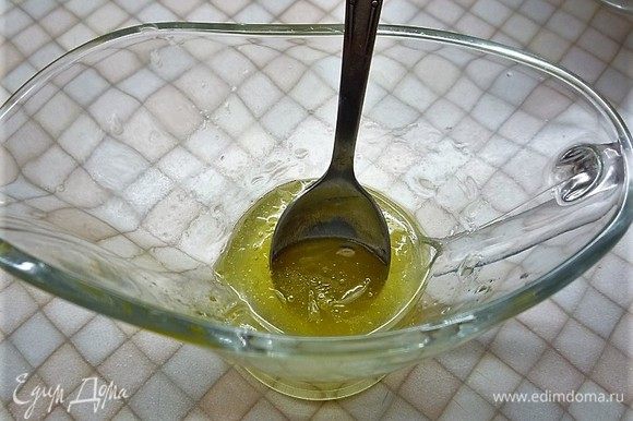 Для заправки смешиваем оливковое масло с медом, добавляем сок лайма и перемешиваем.
