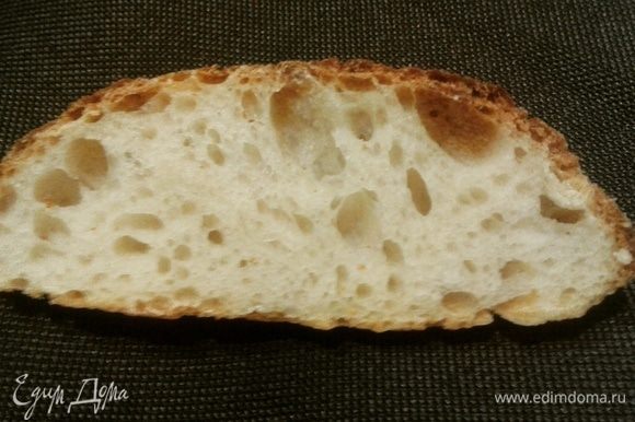 Разрезайте острым ножом :) Это корочка еще горячего хлеба, не удержалась :) Вкусного вам хлеба!!!