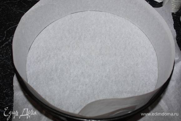 Выкладываем половину теста в разъемную форму (в данном случае диаметр формы 26 см), выстланную пергаментной бумагой.