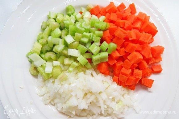 Лук, морковь и сельдерей нарезаем мелкими кубиками.