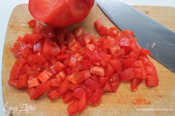 Тем временем нарезаем мелким кубиком помидоры.