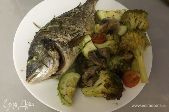 Укладываем в тарелку запеченную рыбу и овощи. Приятного аппетита!