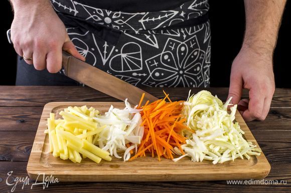 Нашинкуйте капусту, картофель очистите и нарежьте маленькими брусочками. Очистите и нарежьте лук и морковь.