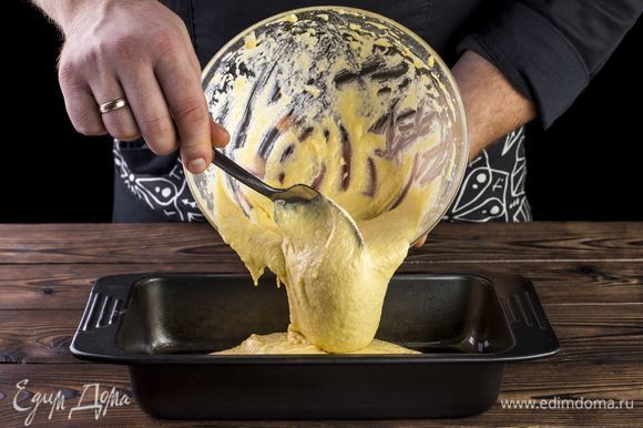 В смазанную оливковым маслом форму выложите тесто. Выпекайте в течение 50 минут в духовке при 180°С.