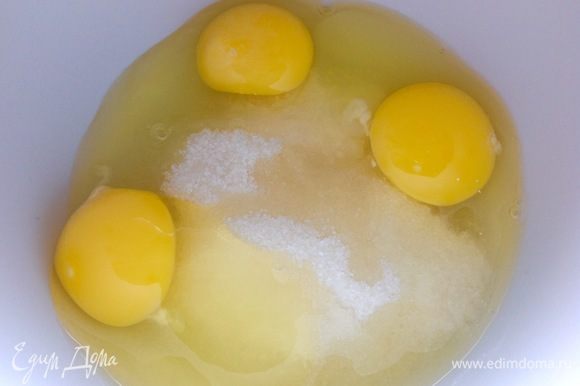 В миске взбиваем сахар с яйцами в пену, добавляем щепотку соли.