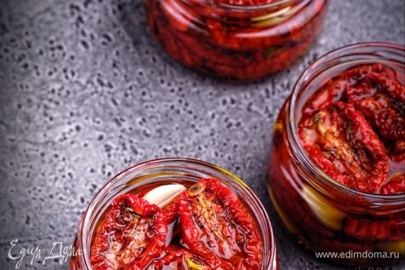 Вяленые томаты уже заготовлены мной по этому рецепту: https://www.edimdoma.ru/retsepty/101937-vyalenye-tomaty.