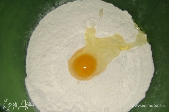 Муку просеять в чашку, всыпать соль, добавить яйцо и воду комнатной температуры.