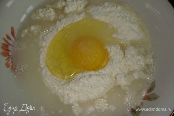 Муку просеять в чашку, добавить яйцо, соль и воду. Замесить тугое тесто. Накрыть тесто полотенцем и оставить на 15 минут.