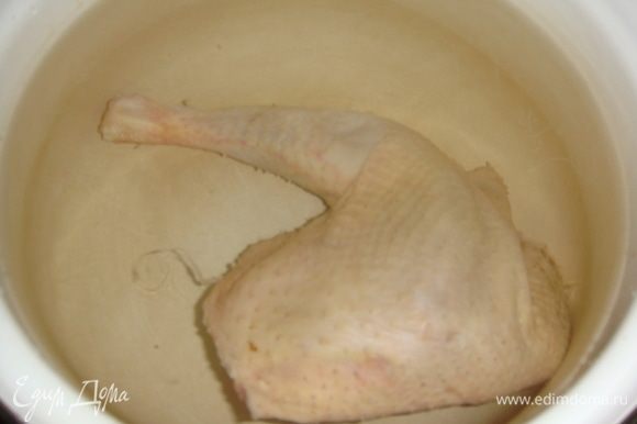 Четвертинку домашней курицы промыть, выложить в кастрюлю и залить фильтрованной водой. Варить на среднем огне 1 час, снимая образовывающуюся пенку. В конце варки добавить соль.