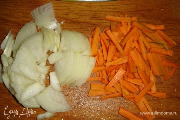 Морковь нарезать тонкими брусочками, лук — полукольцами.