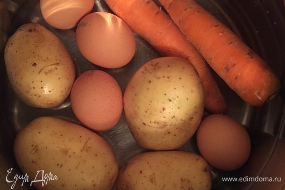 В большую кастрюльку кладем картофель, морковь и яйца. Отвариваем до готовности. Яйца варим минут 7-8 после закипания. Картофель и морковку до готовности. Это займет минут 25-30.