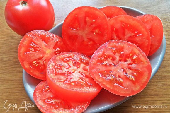 Для гарнира помидоры крупные делим на шайбочки.