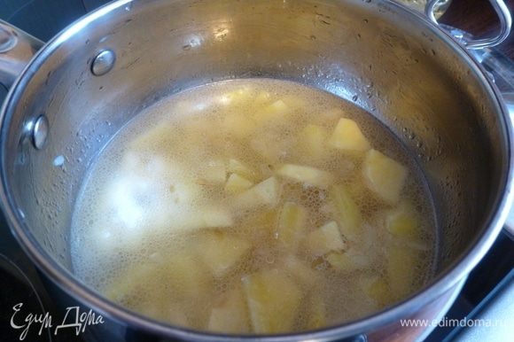 Добавим нарезанный картофель и вольем воду, так чтобы она слегка прикрыла овощи. Доведем до кипения, посолим. Варим 10 минут. Пенку снимаем.