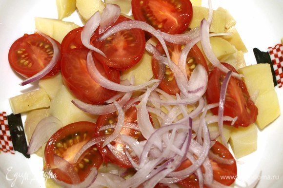 Красный лук нарезать на тонкие перья и соединить с картофелем и томатами.