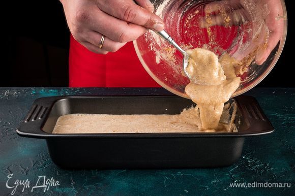 Переложите тесто в форму и выпекайте в разогретой до 170°С духовке до готовности, примерно 30-40 минут. Проверьте пирог на готовность с помощью деревянной шпажки, она должна выйти сухой.