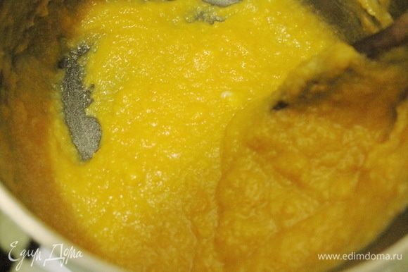 Взбить желтки с оставшимся сахаром и тыквенным пюре до пышной пены.