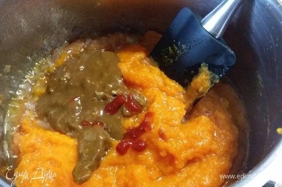 Пасту тахини смешать с соевым соусом в кашицу, добавить в суп. Также добавить острый чили и остальные специи.