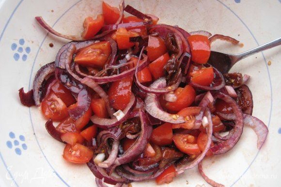 Смешать лук с помидорами, заправить хорошим оливковым маслом, бальзамическим уксусом, посыпать орегано, посолить, поперчить, убрать в холодильник на полчаса.