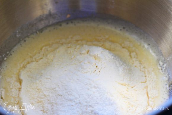 Яйца взбить с сахаром в светлую и пушистую массу. Затем добавить просеянные сухие ингредиенты, перемешать. Влить остуженную массу. В конце добавить крупно нарезанные орехи, перемешать.