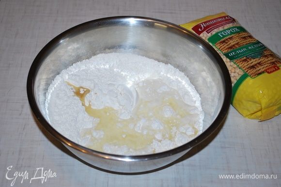 Сделаем тесто. Соединим сухие ингредиенты: муку, разрыхлитель, соль, сахар и щепотку базилика. Перемешаем, нальем кефир и растительное масло.