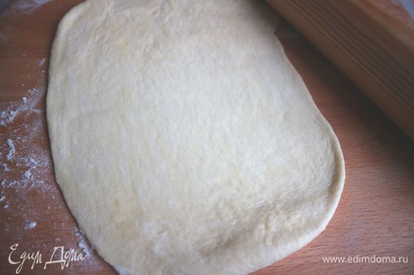 Раскатать тесто на присыпанной мукой поверхности.