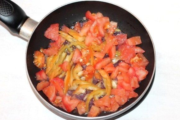 Добавляем в сковороду помидоры.