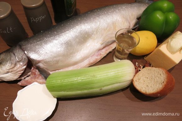 Подготовим продукты. Рыба — голец, вес 1200 г с головой, хвостом и жабрами, внутренности выпотрошены.