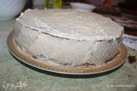 Кремом смазываем все коржи, распределяем по поверхности и промазываем бока торта.