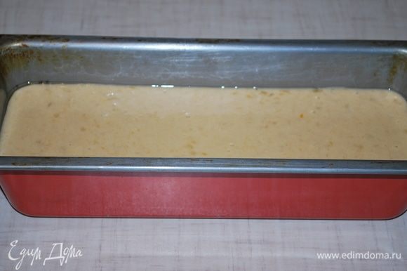 Тесто выливаем в смазанную форму и выпекаем при 170°С примерно 45 минут.